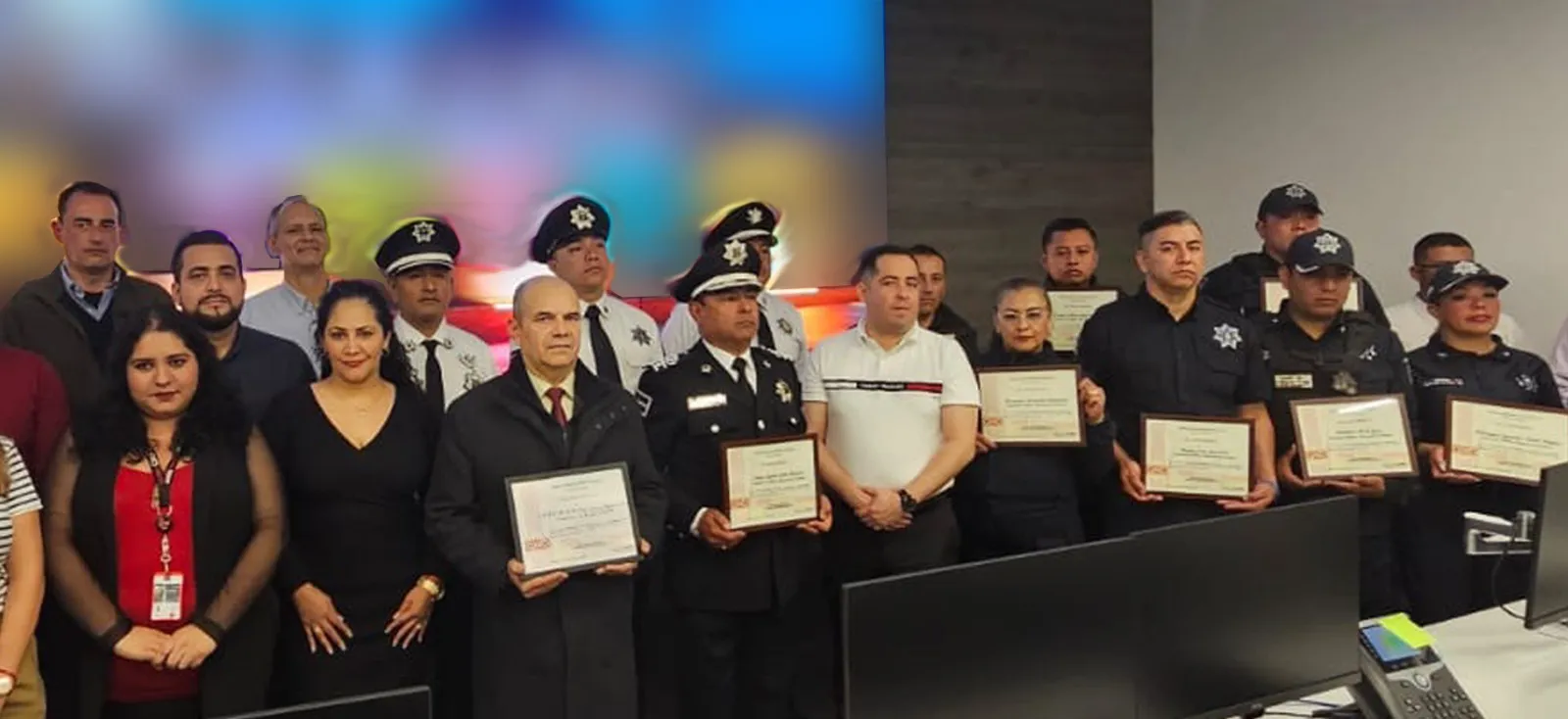 Por su desempeño en el combate de robos, Oxxo reconoce a policías de Ecatepec