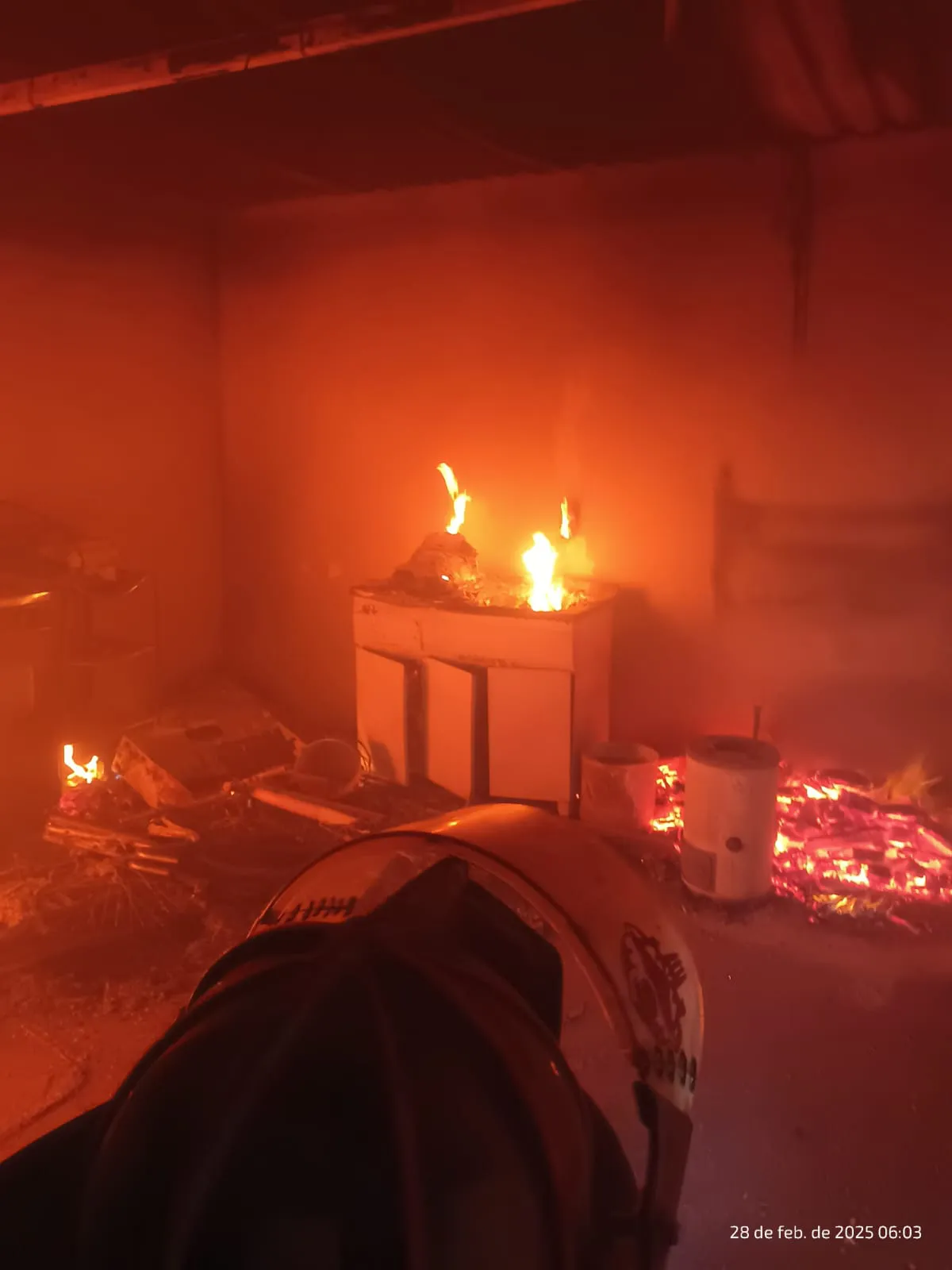 Policía de Ecatepec rescata a adulto mayor de incendio en vivienda