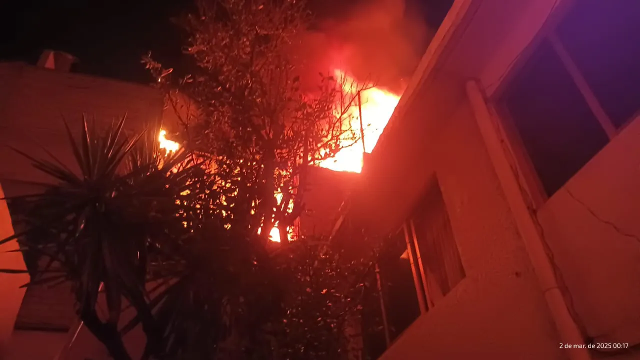 Bomberos de Ecatepec atienden incendio en negocio de San Agustín