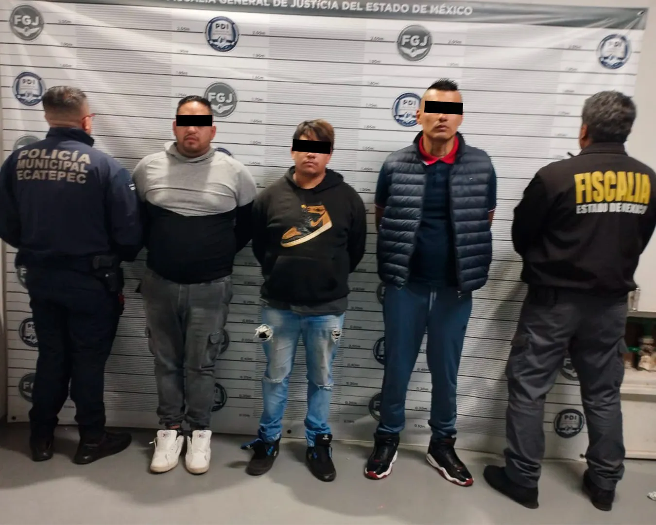 Policía municipal detiene a tres supuestos roba autos; tienen antecedentes penales
