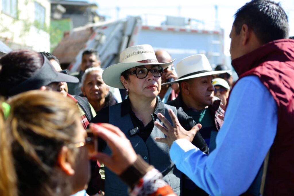 Va Azucena Cisneros por recuperar vía pública con operativo Rastrillo Social