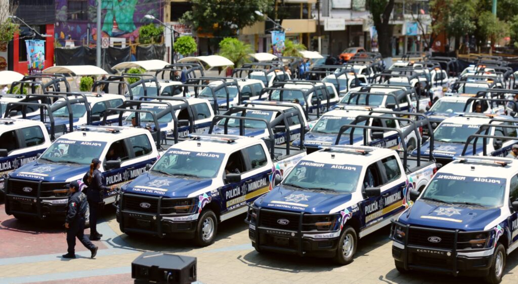 Entrega Azucena Cisneros 80 patrullas a policías de Ecatepec