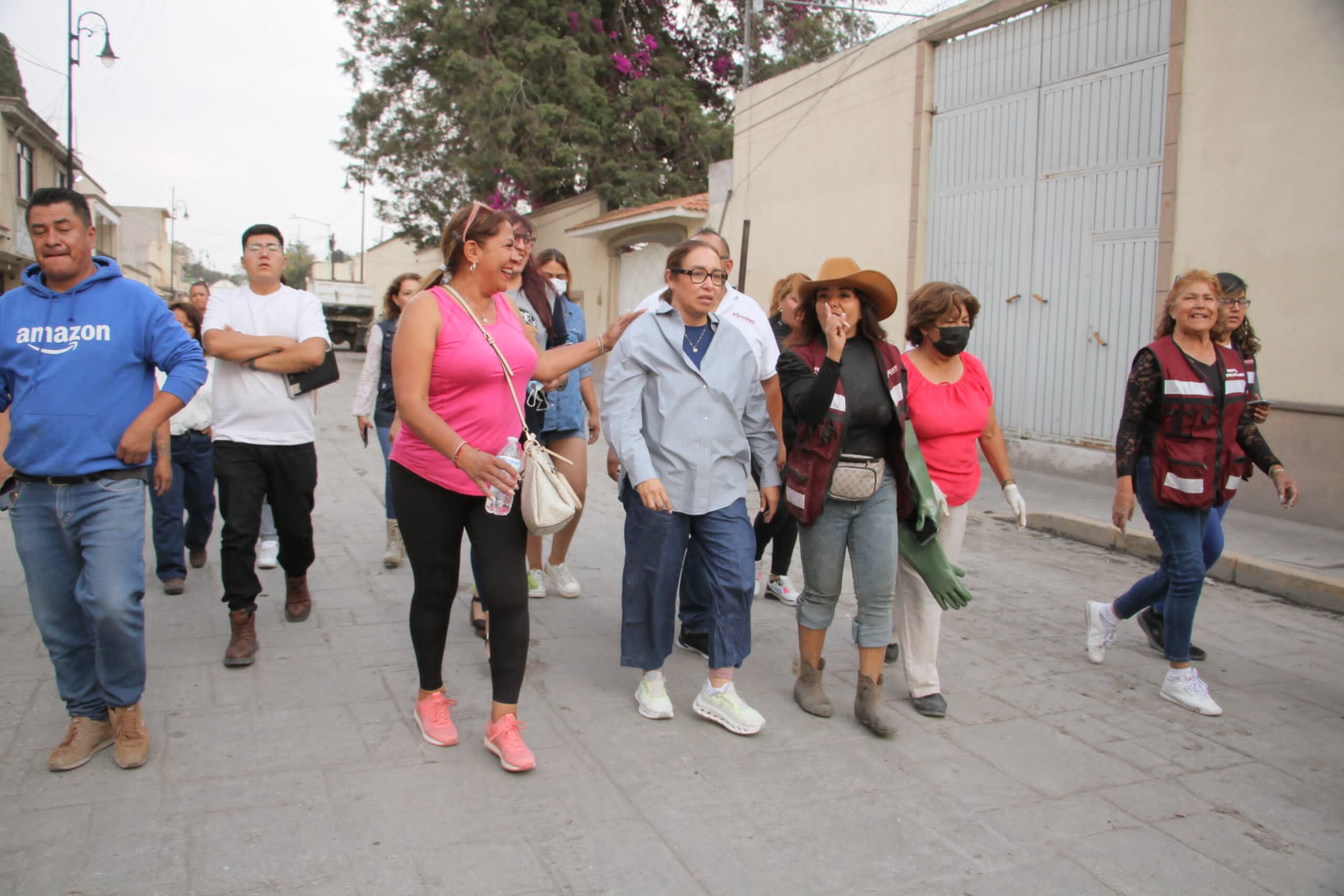 Azucena Cisneros supervisa apoyo a afectados por desbordamiento de zanjas