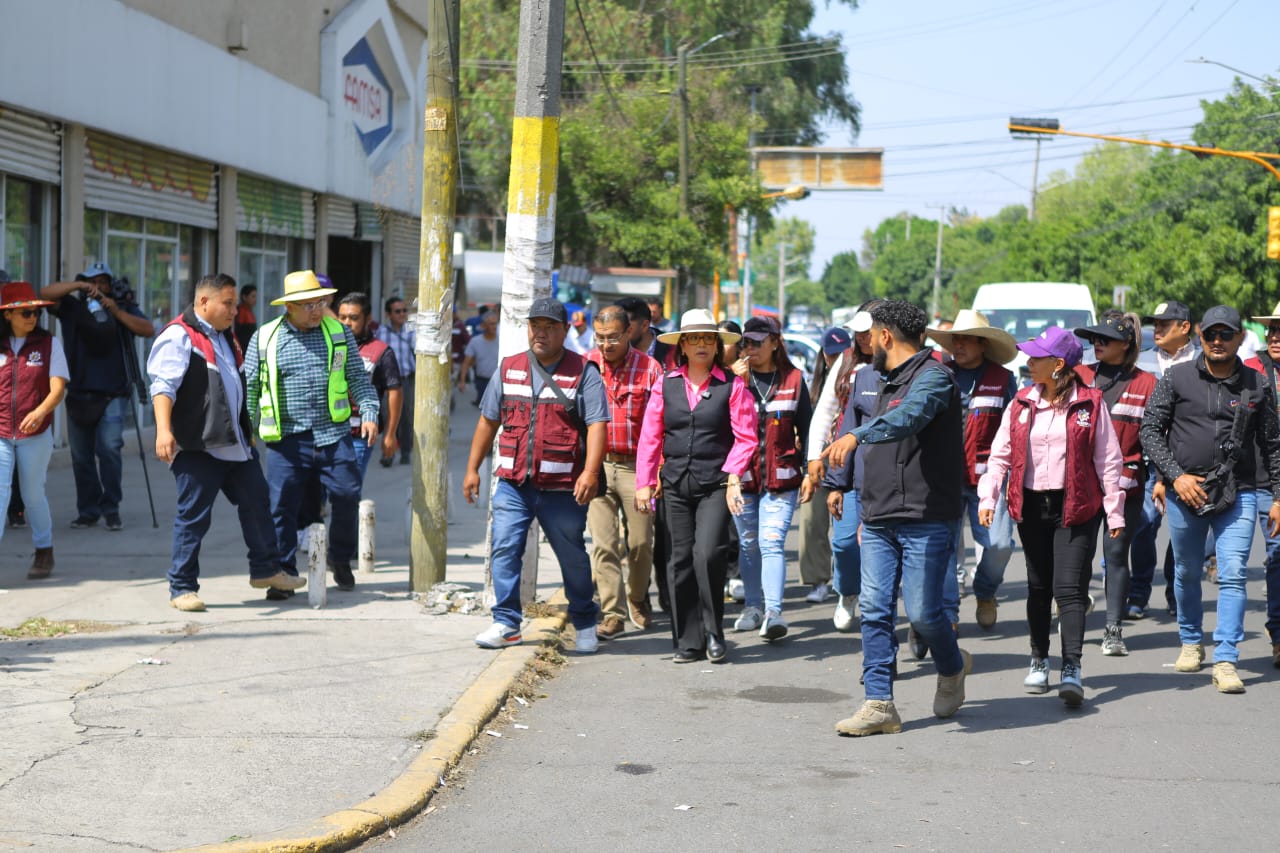 Tenemos que aprender a vivir en orden, señala Azucena Cisneros durante el operativo Rastrillo Social