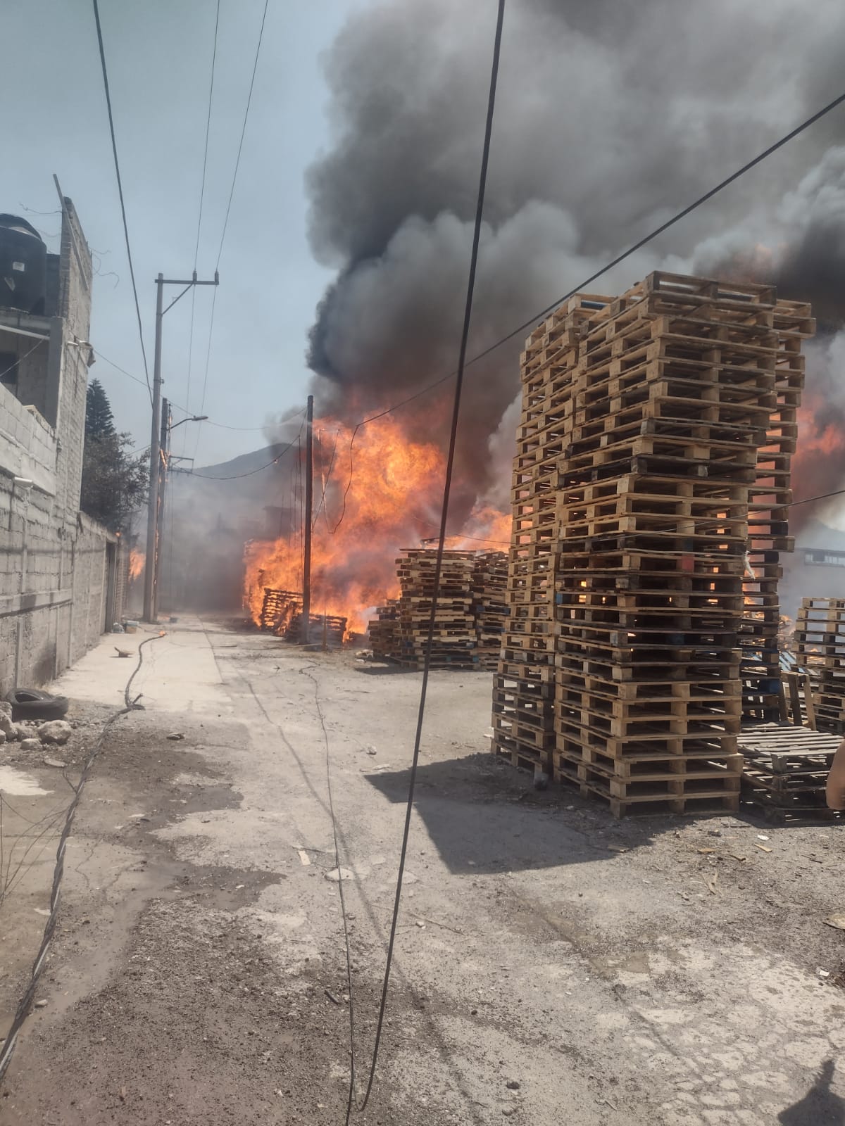 Apagan bomberos incendio de fábrica de tarimas en Guadalupe Victoria
