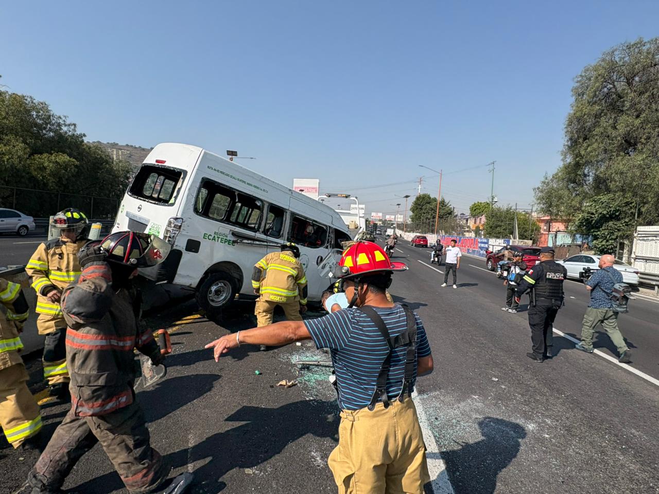 Atienden Bomberos volcadura de combi en Autopista México-Pachuca