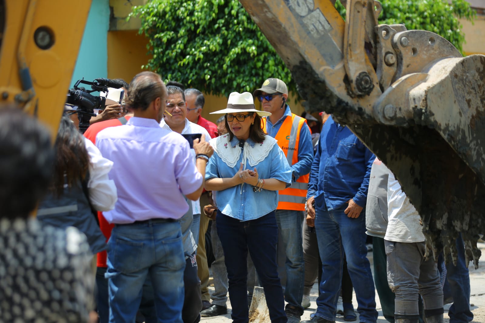 Azucena Cisneros supervisa obras en Ciudad Azteca