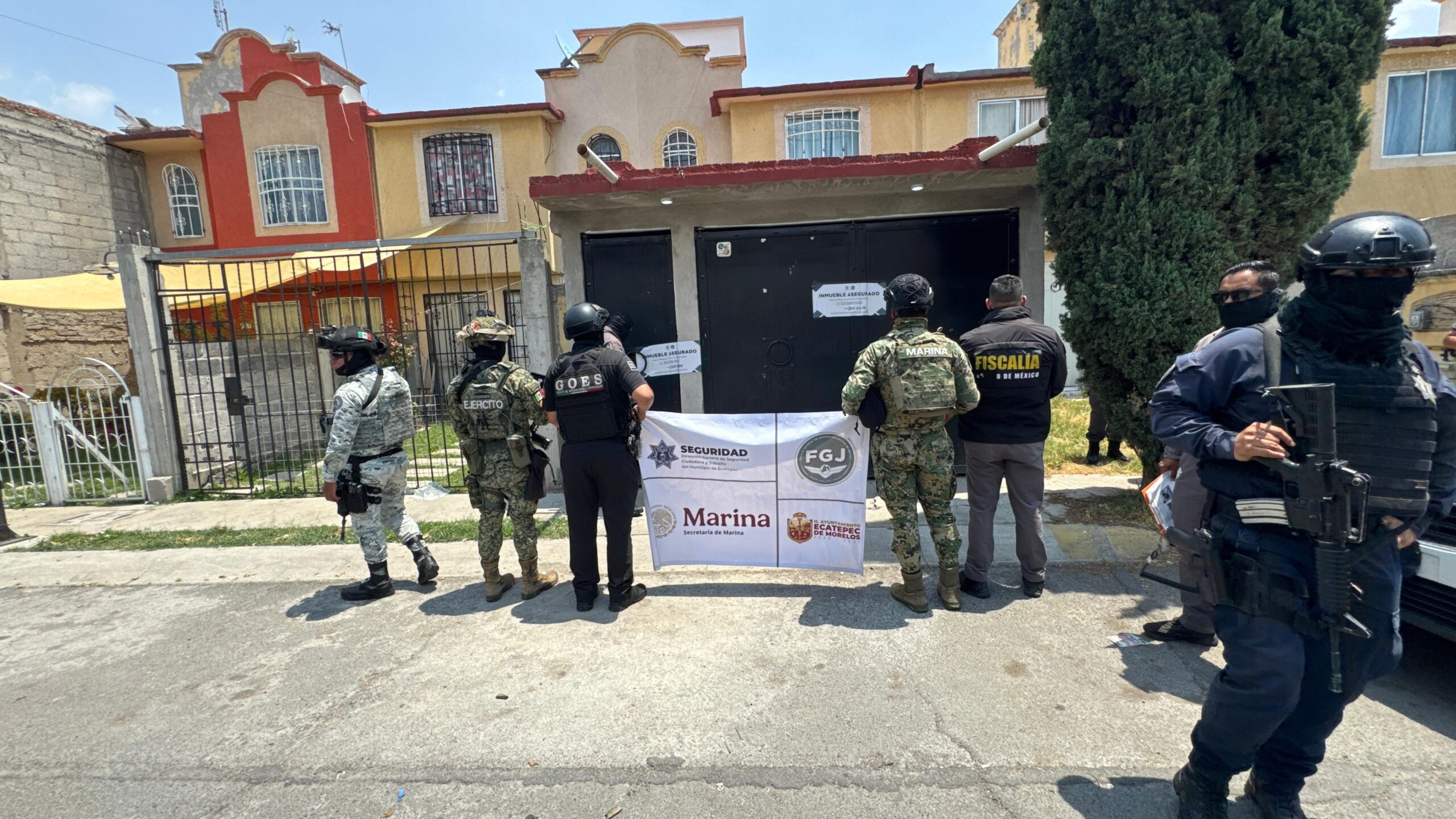 Policía de Ecatepec y Marina recuperan siete viviendas invadidas