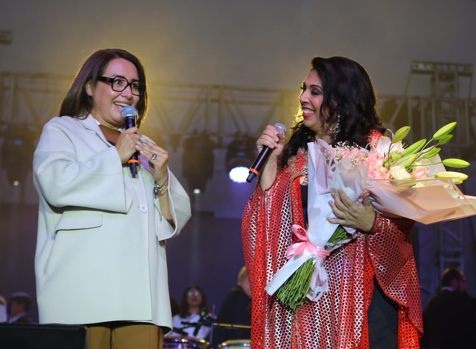 Regina Orozco reúne a más de dos mil 500 personas en Ecatepec para festejar a las madres