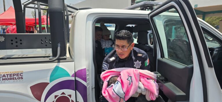 Policías de Ecatepec trasladan a madre y recién nacido al hospital