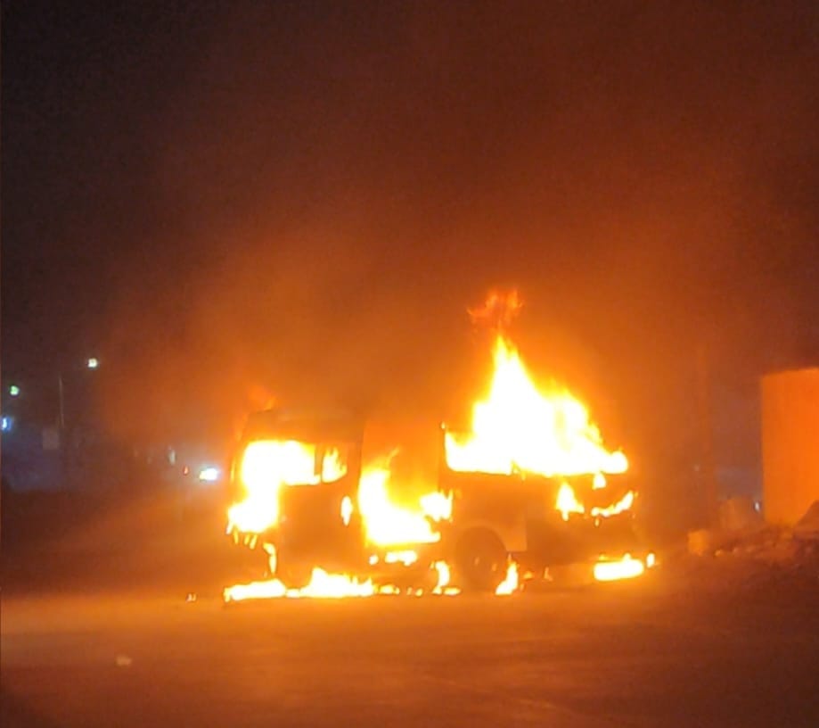 Apagan Bomberos incendio de combi en Ecatepec
