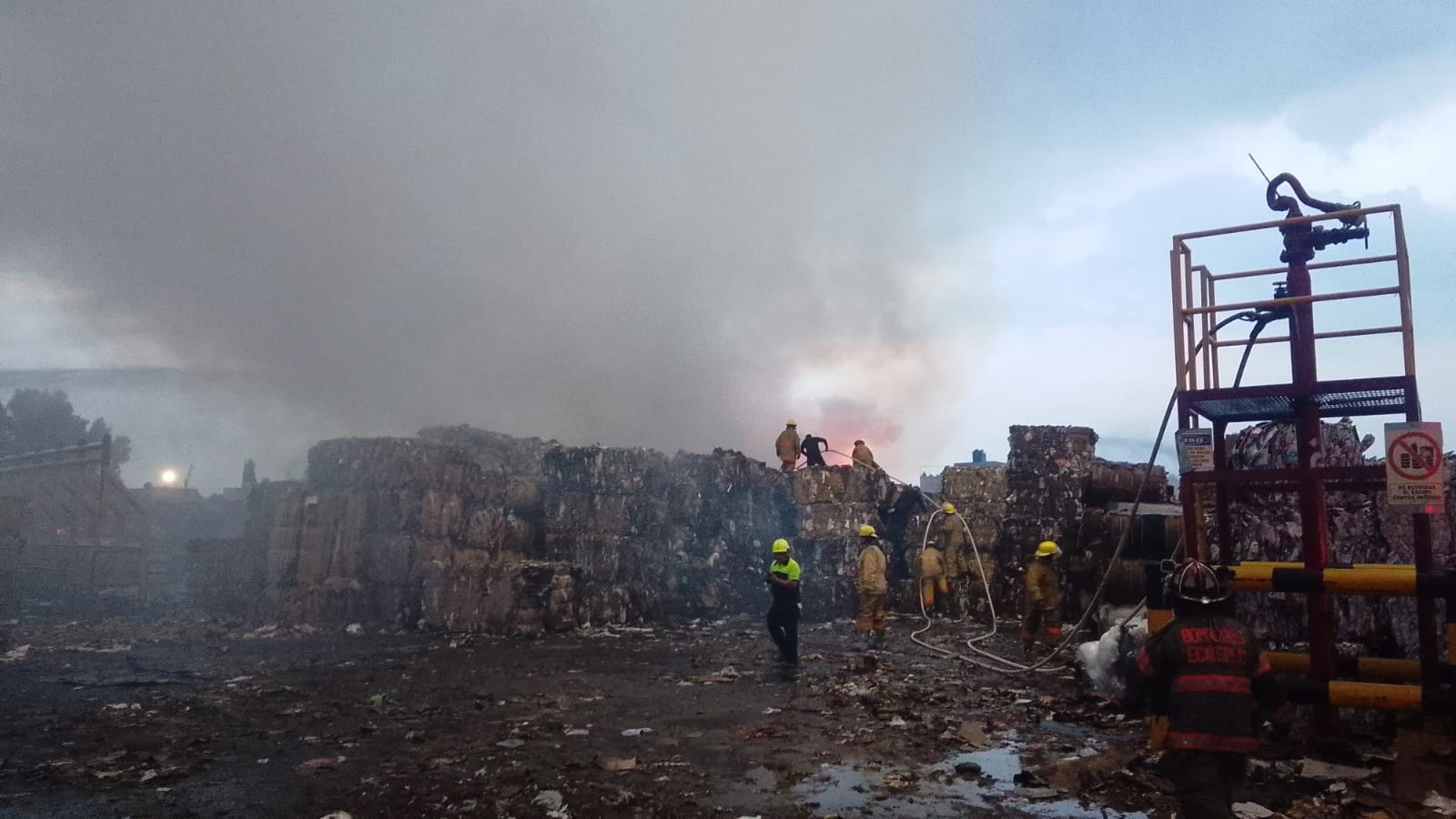 Atienden bomberos incendio en bodega de empresa Sonoco