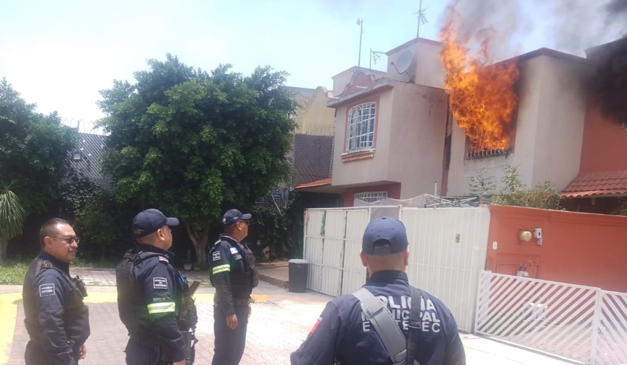 Apagan bomberos incendio en vivienda de Las Américas