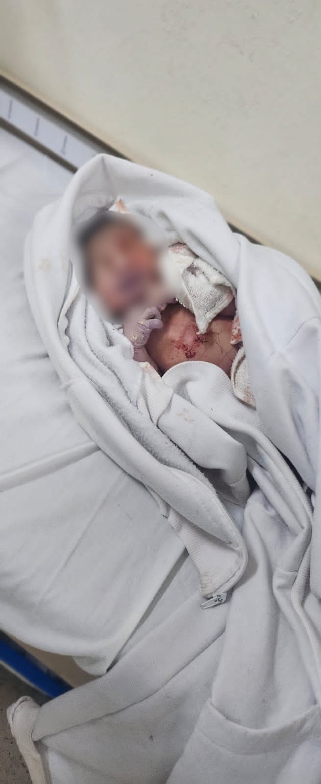 Policías de Ecatepec resguardan a recién nacida abandonada en vía pública