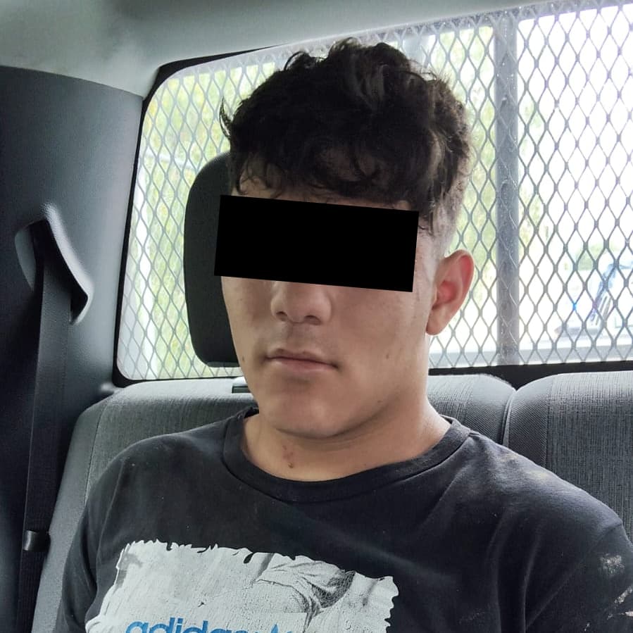 Policía de Ecatepec asegura a dos jóvenes por robo a casa habitación