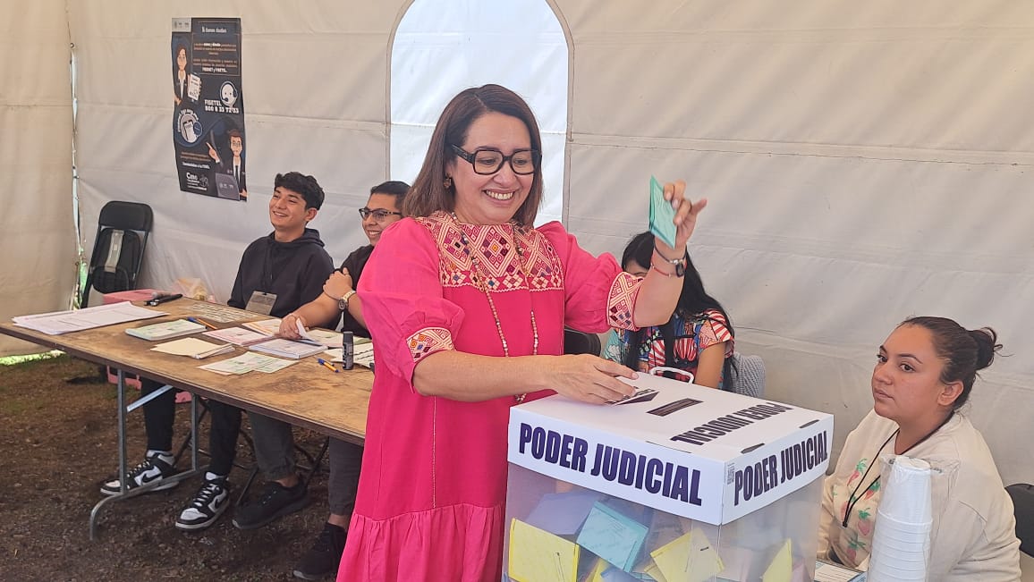 Vota Azucena Cisneros en esta elección histórica para elegir a integrantes del Poder Judicial