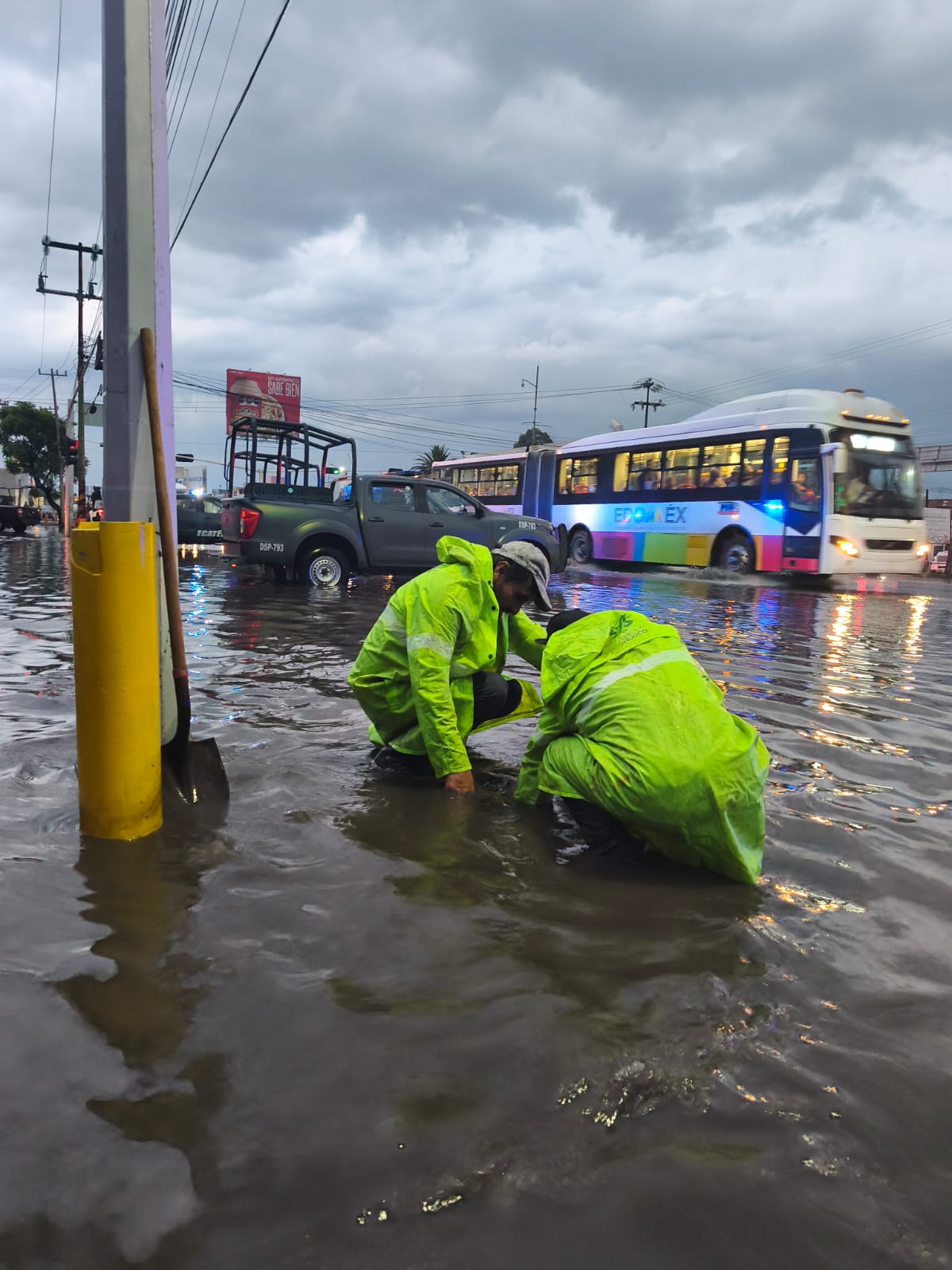 Gobierno de Ecatepec despliega operativo Tormenta y apoya a usuarios del transporte público