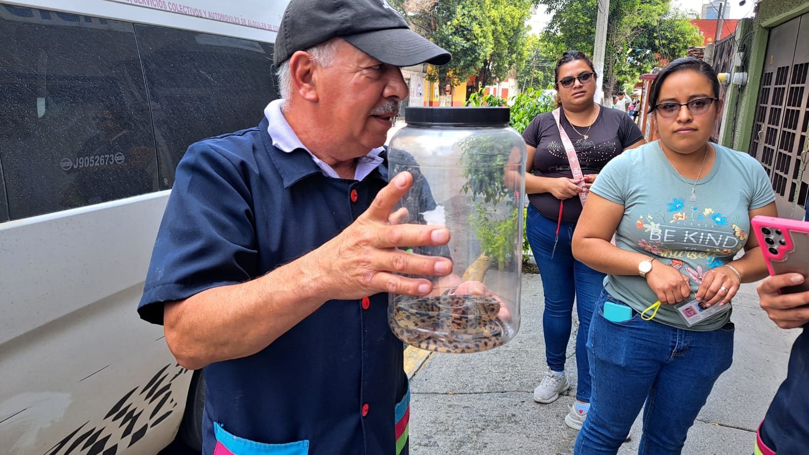 Protección Civil de Ecatepec rescata serpiente cincuate en calles de San Cristóbal