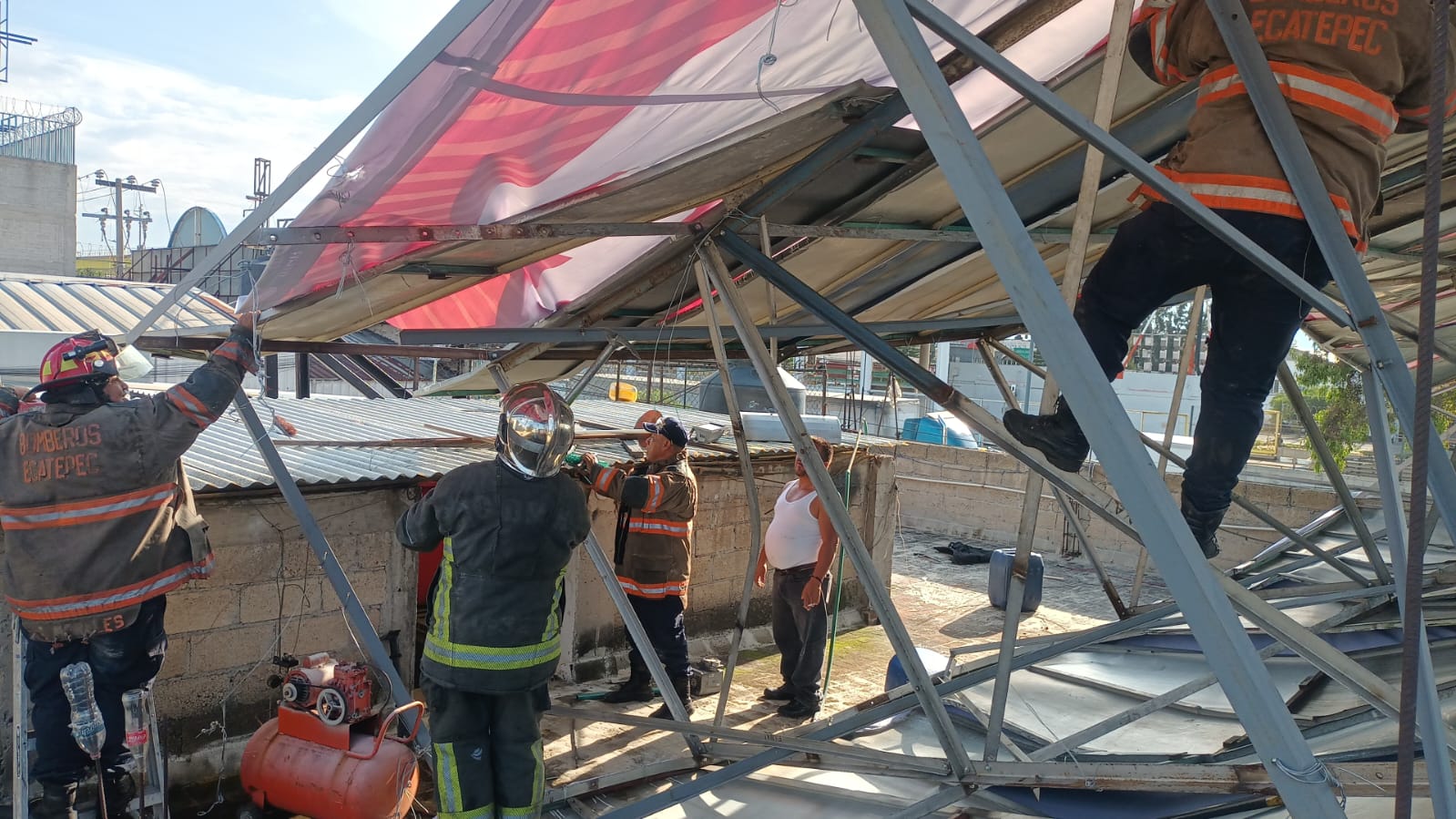 Atiende Bomberos caída de espectacular en Avenida Central
