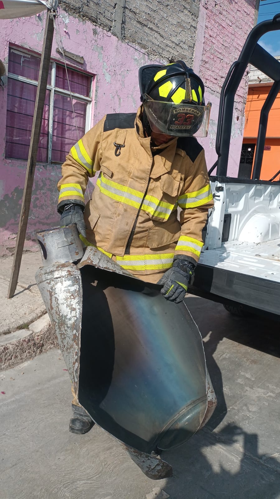 Tanque de gas explota en vivienda; lesiona a adulto y a un canino