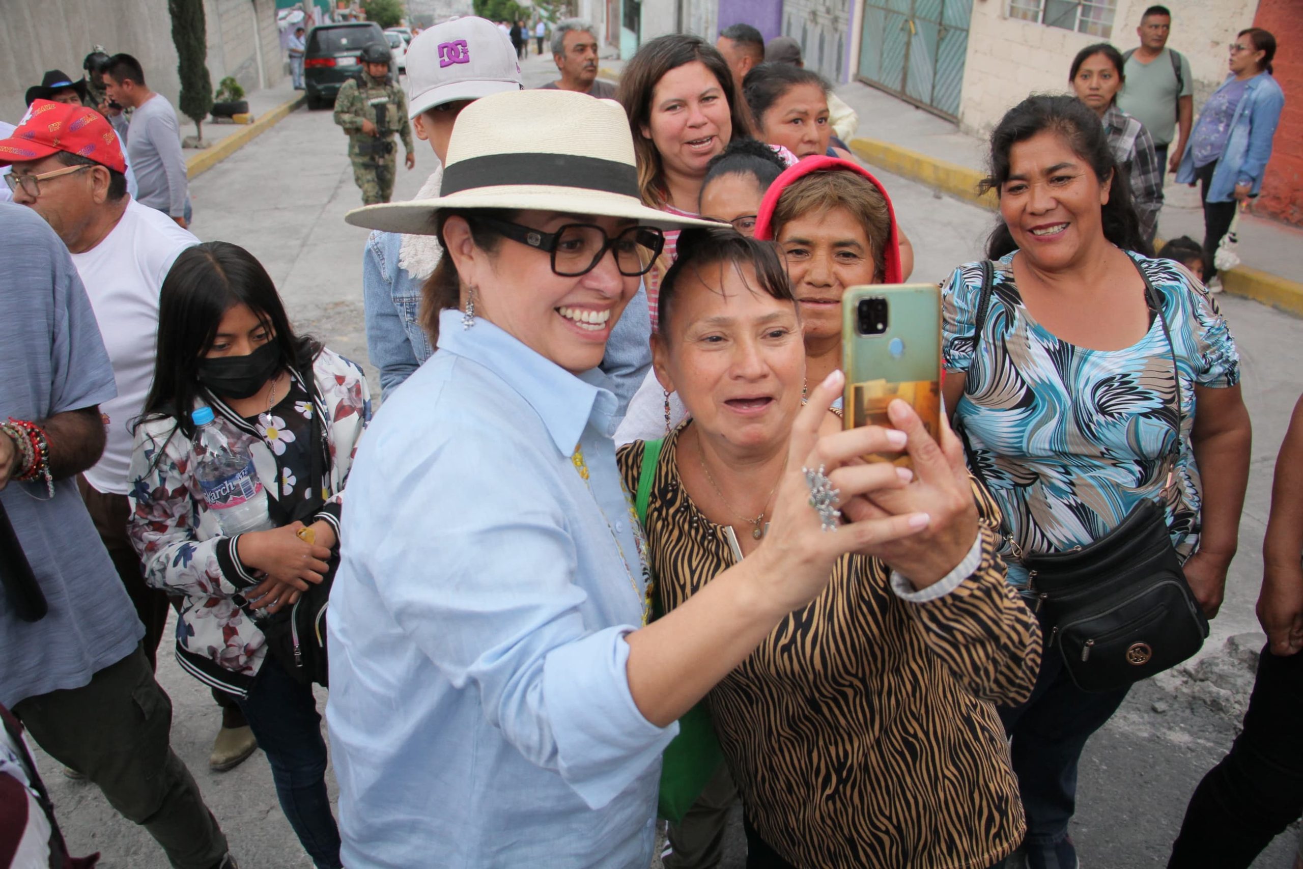 Azucena Cisneros recorre comunidades marginadas de la parte alta de Ecatepec