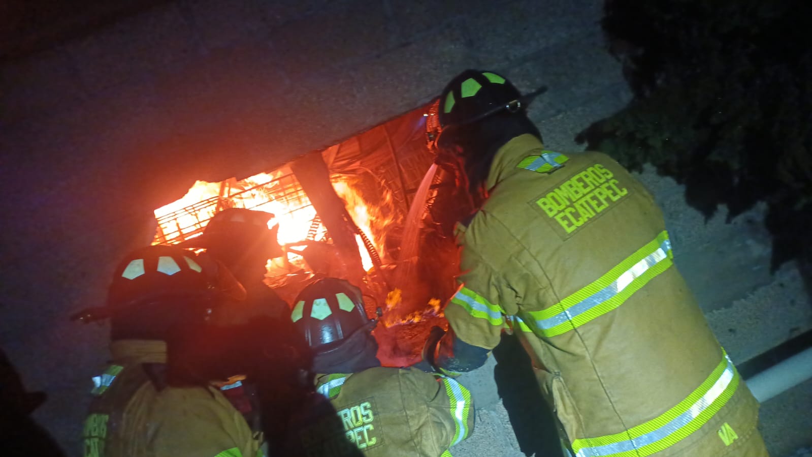 Desalojan a 50 vecinos por incendio en San Pedro Xalostoc