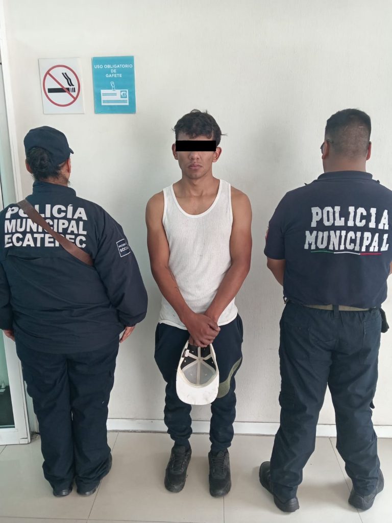 Policías de Ecatepec detienen a 4 sujetos al parecer con mariguana y moto robada