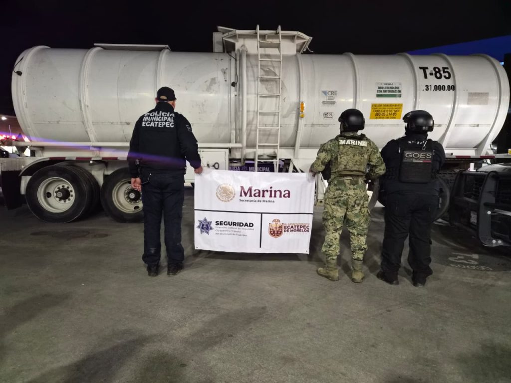 Policía de Ecatepec y Marina aseguran pipa con supuesto huachicol