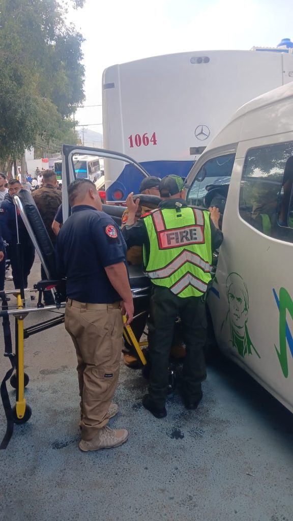 Paramédicos y bomberos atienden incidente vial en Tulpetlac