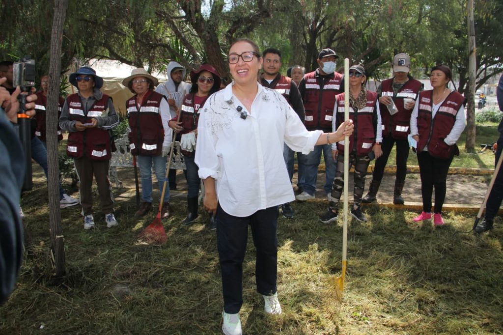 Con limpieza de camellones se embellece Ecatepec