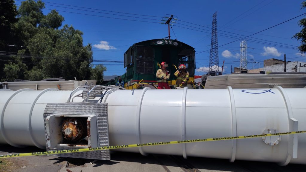 Atienden bomberos volcadura de pipa con hipoclorito; no hay lesionados