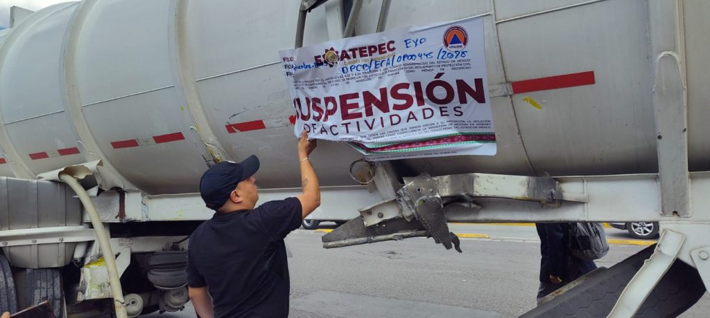 Reabren circulación en Vía Morelos tras retirar pipa volcada