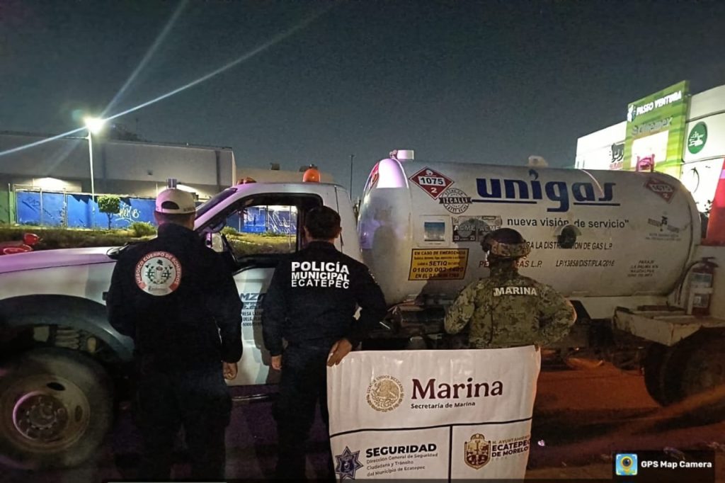 Policía de Ecatepec y PC aseguran pipa por manipulación en vía pública