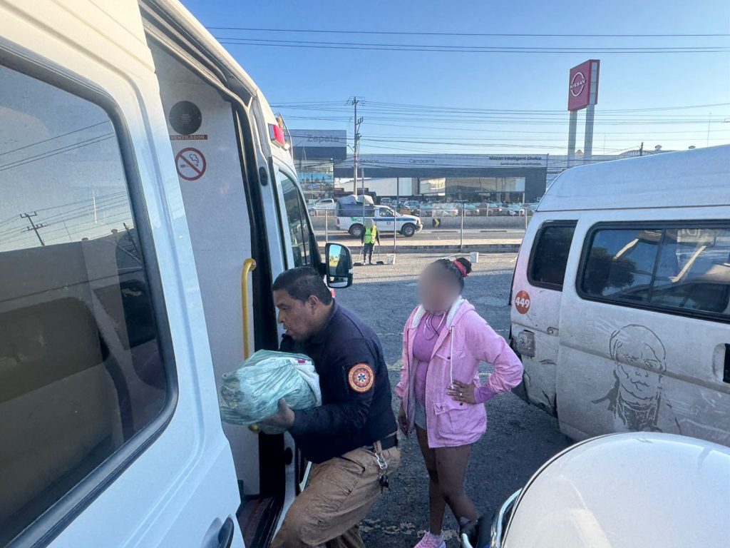 Policía de Ecatepec y paramédicos auxilian a mujer en labor de parto en combi
