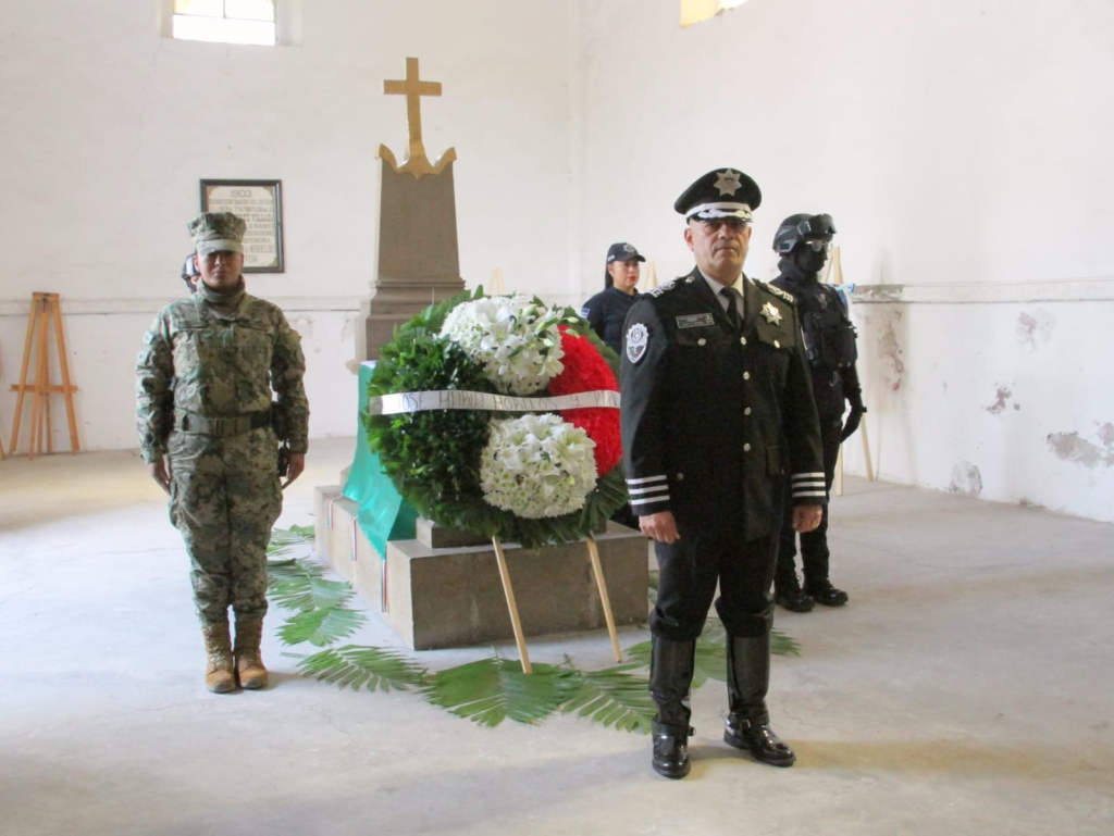 Policía de Ecatepec honra al Generalísimo en su tumba de San Cristóbal