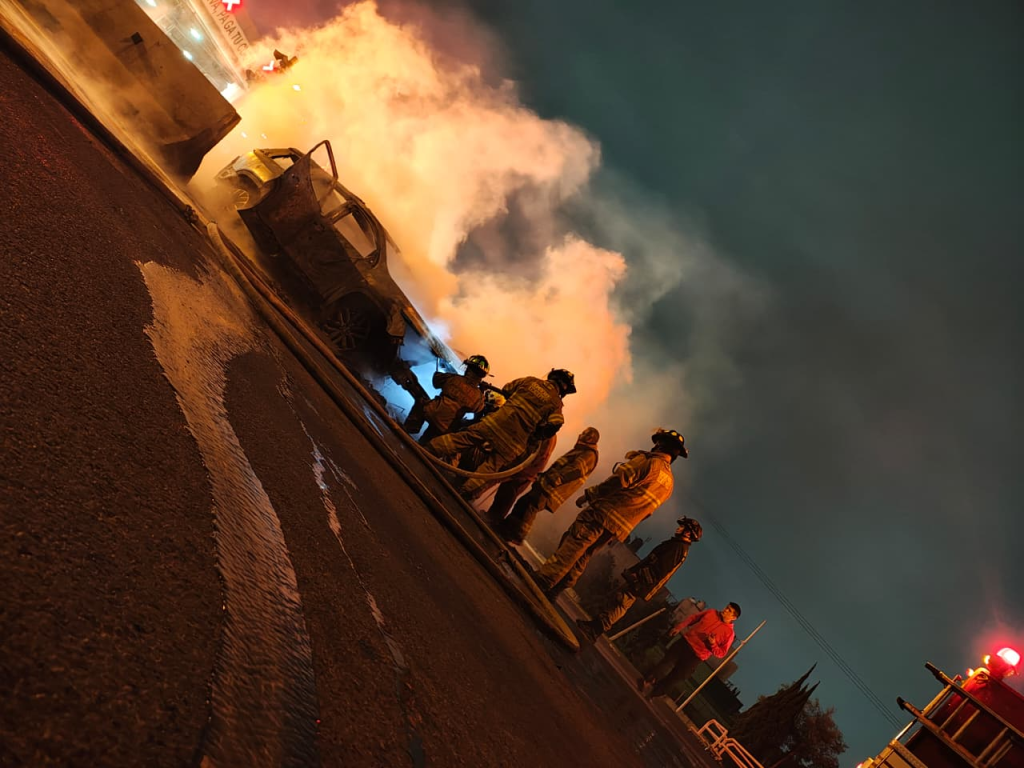 Bomberos de Ecatepec sofocan incendio de automóvil en la México-Pirámides