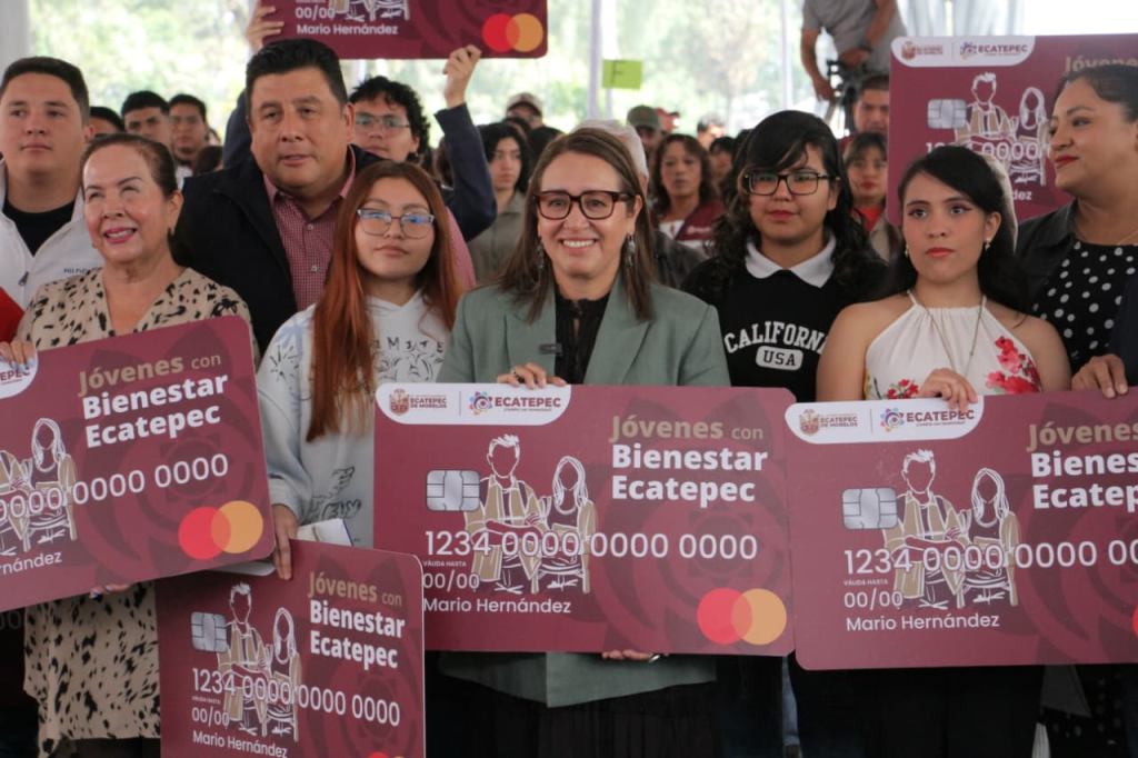 Azucena Cisneros entrega becas económicas a universitarios para pasajes