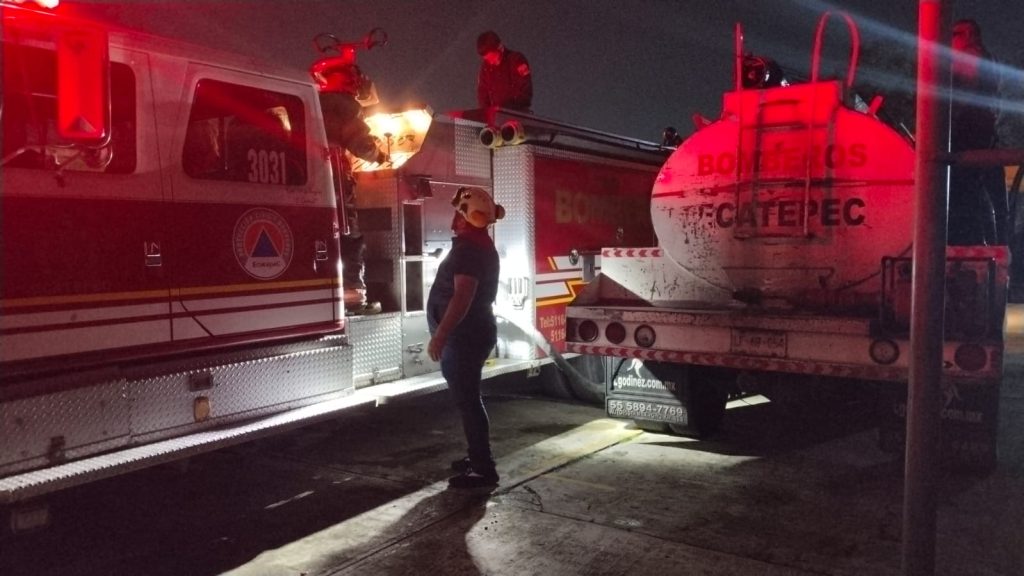 Atienden bomberos incendio en colonia Fernando de Alba