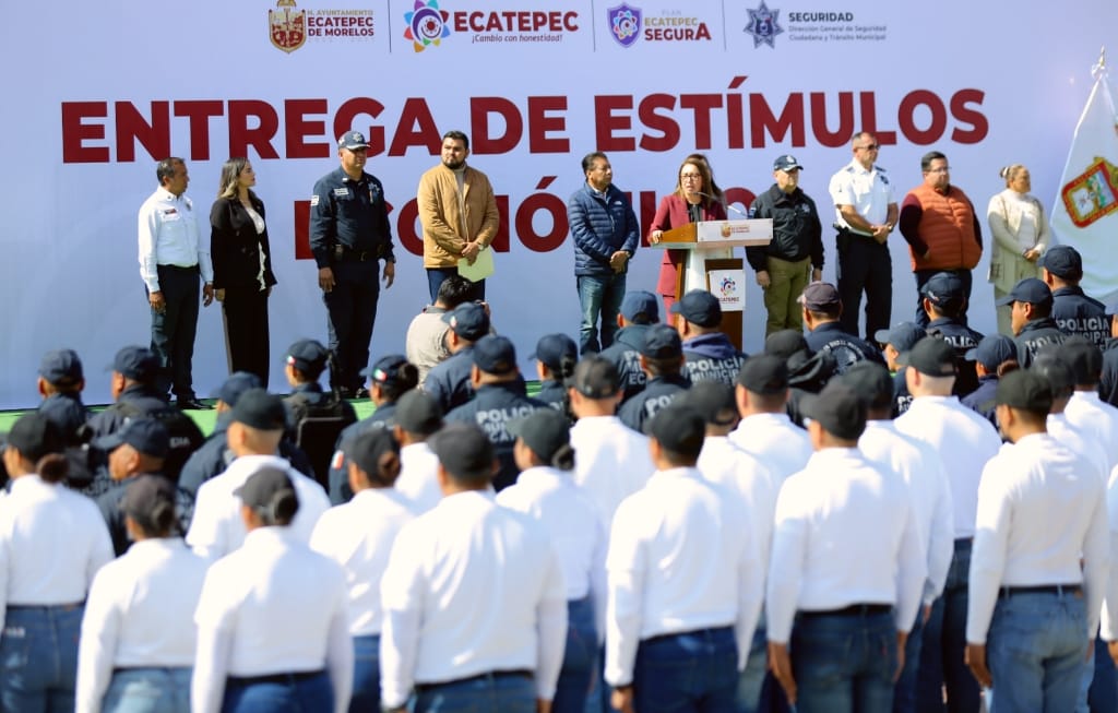 Entrega Azucena Cisneros estímulos a policías de Ecatepec por desempeño