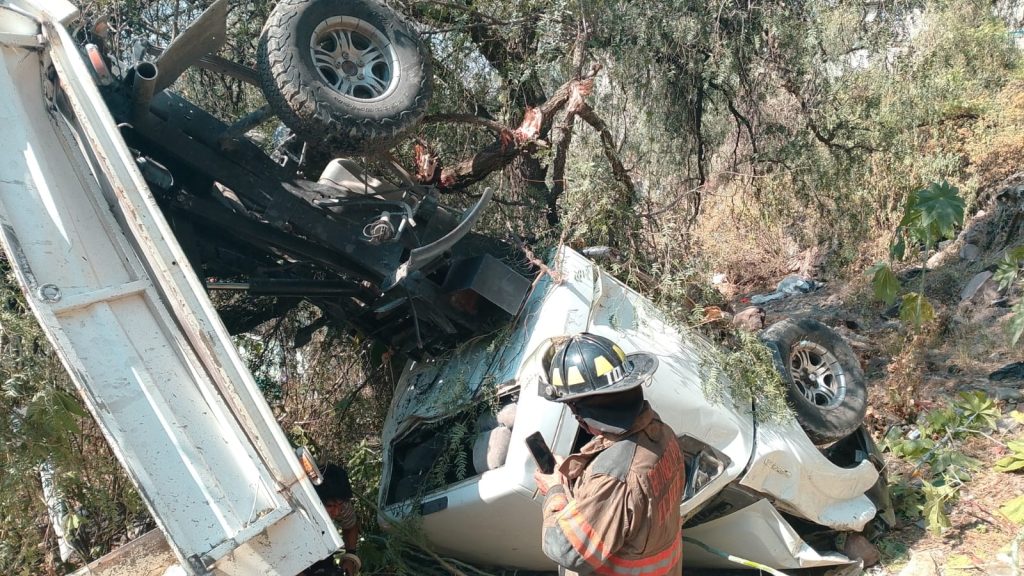 Atiende PC Ecatepec volcadura de camioneta en la pendiente de un cerro