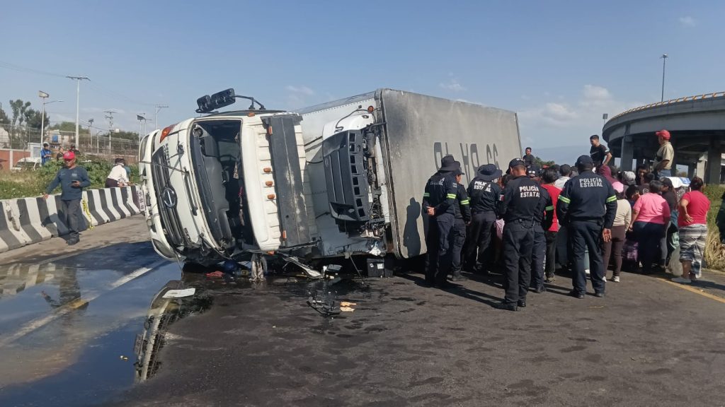 Bomberos atienden volcadura de camión con pollo refrigerado
