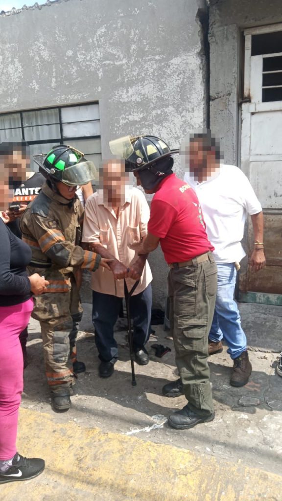 Bomberos atienden flamazo en tanques de gas de vivienda