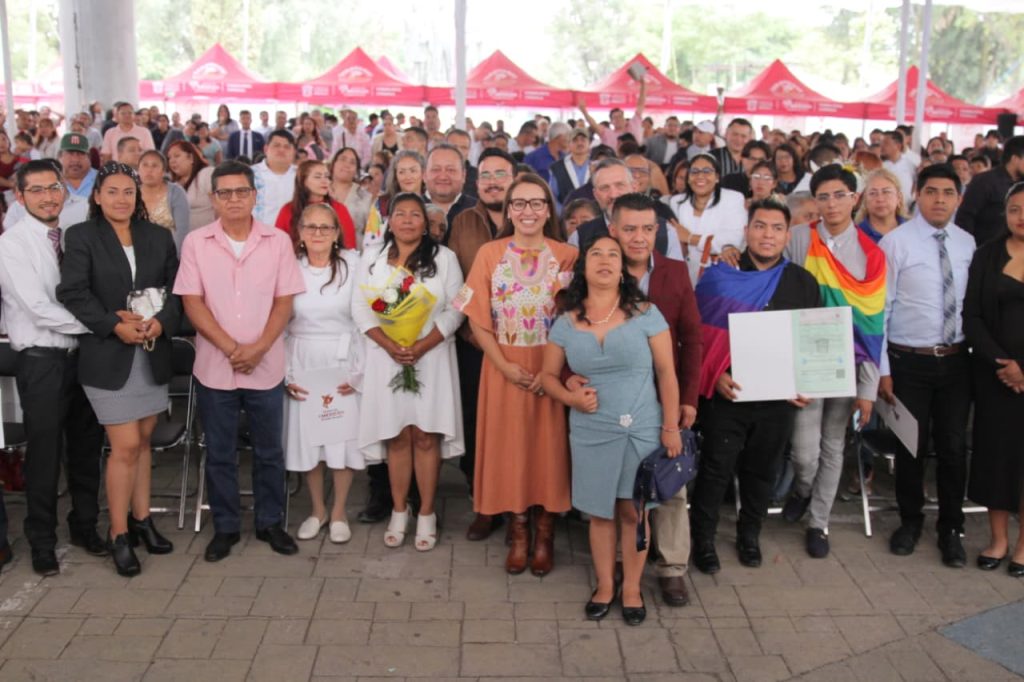 Azucena Cisneros realiza boda comunitaria con 300 parejas de Ecatepec