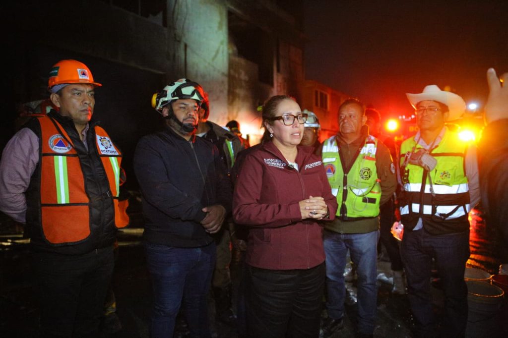 Laboran bomberos más de siete horas para sofocar incendio en fábrica