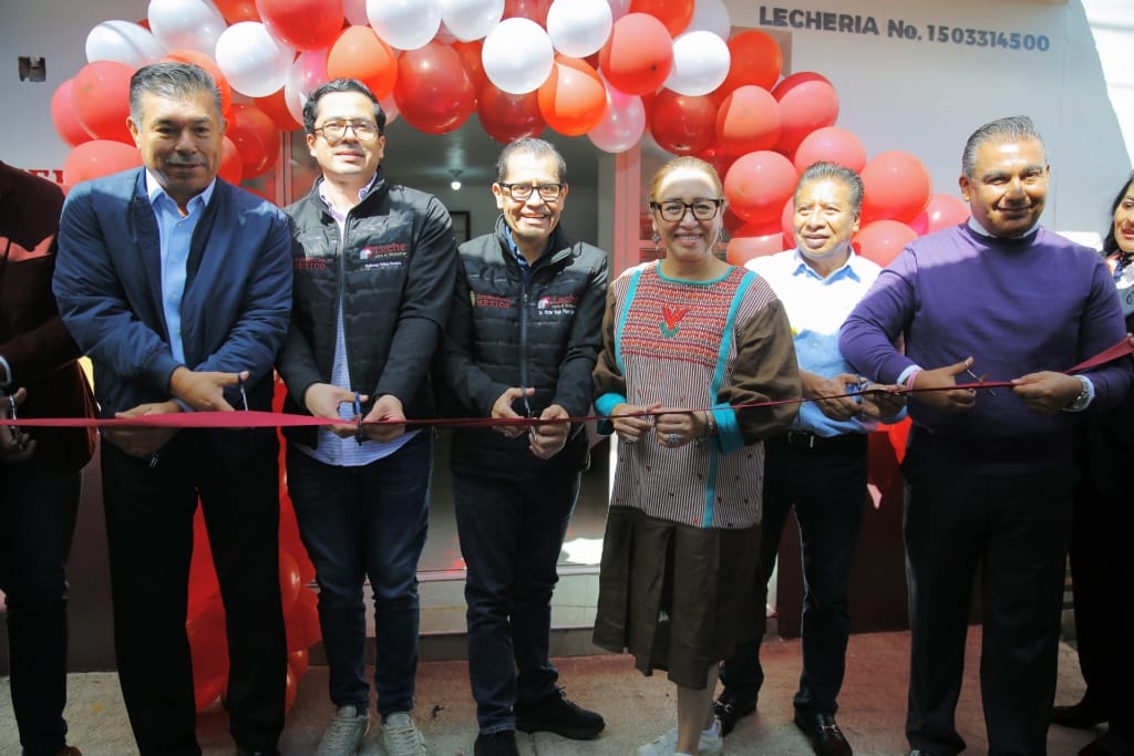 Azucena Cisneros inaugura lechería en colonia Buenavista