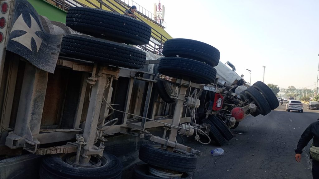 Policía de Ecatepec y Bomberos atienden volcadura de camión con arena