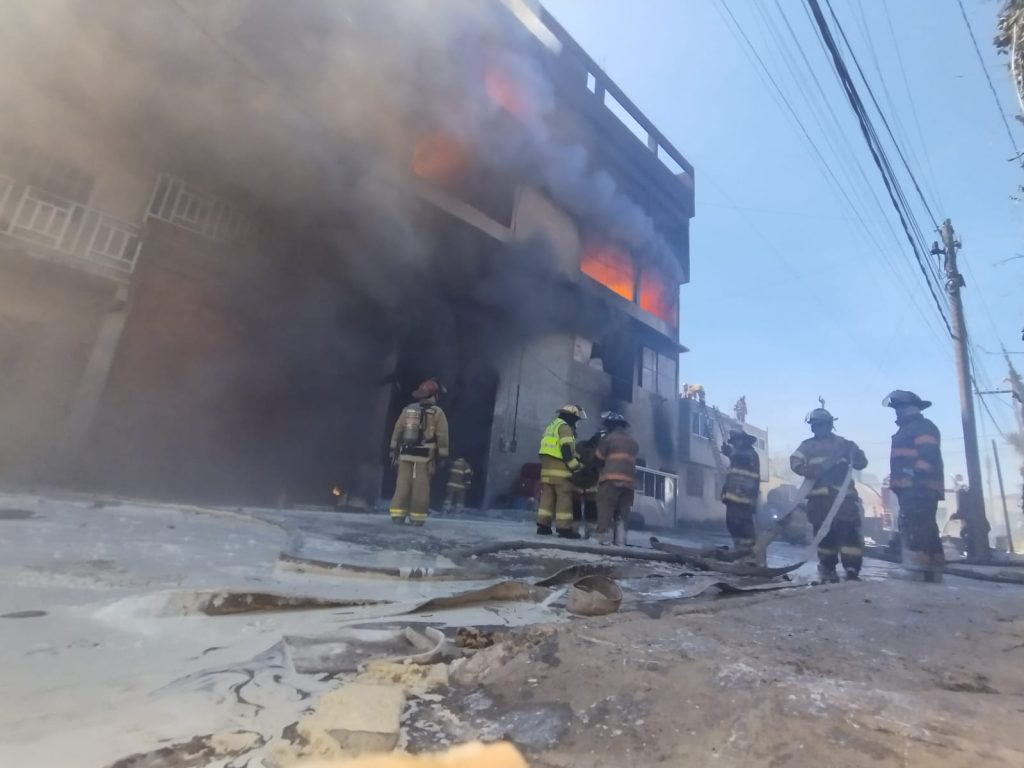 Bomberos de Ecatepec controlan incendio en fábrica de colchones