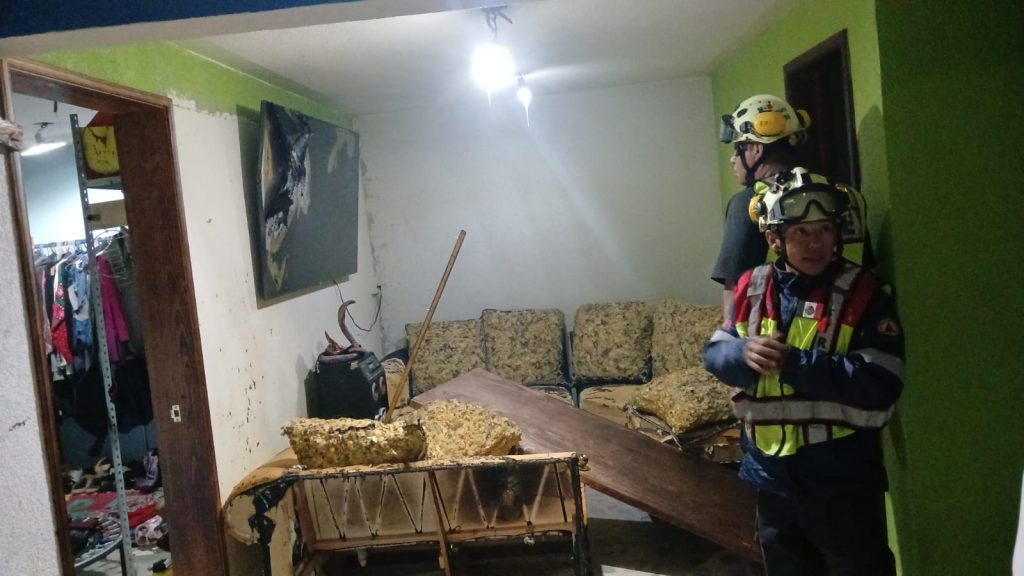 Bomberos de Ecatepec atienden explosión en vivienda