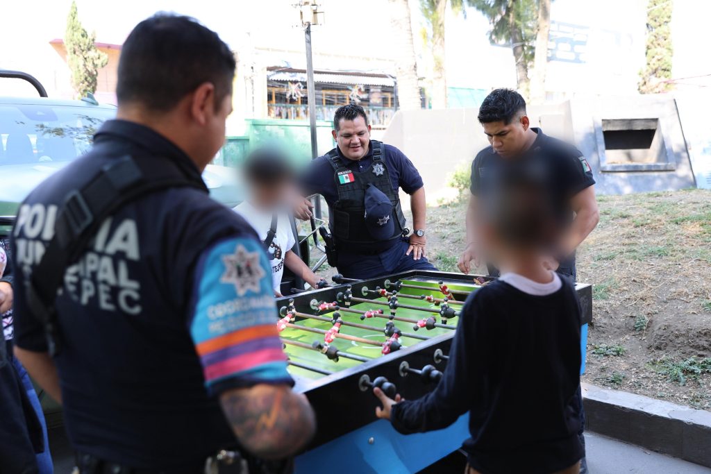 Policía de Ecatepec y Marina llevan juegos y diversión en Día de Reyes