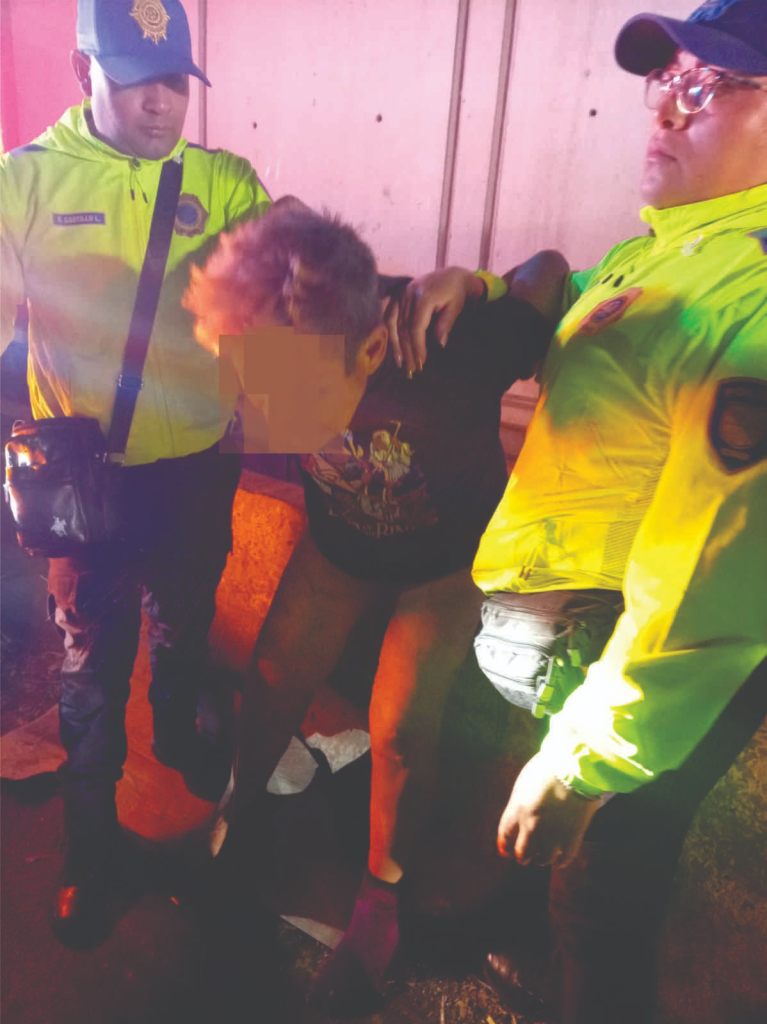 Policía de Ecatepec rescata a hombre que intentaba suicidarse en metro Ciudad Azteca